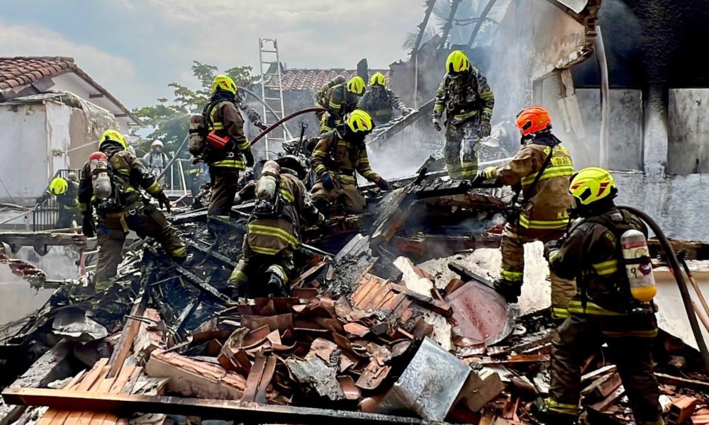 Bomberos atienden choque de avioneta en Medellín