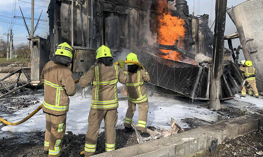 Bomberops atienden incendio en eléctrica de Ucrania