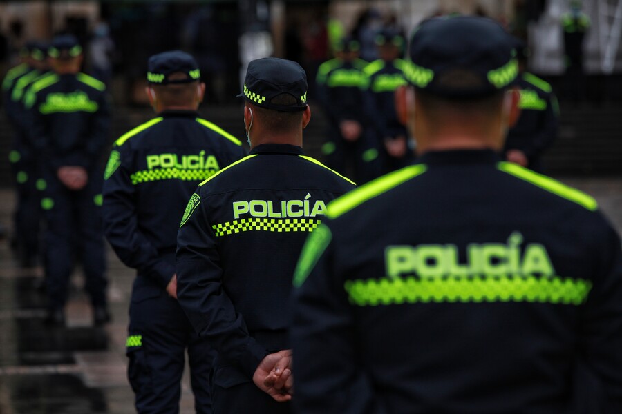 Separan del cargo a policías que habrían abusado de una patrullera en Bogotá