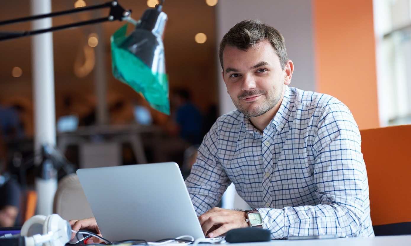 Joven empresario frente al computador