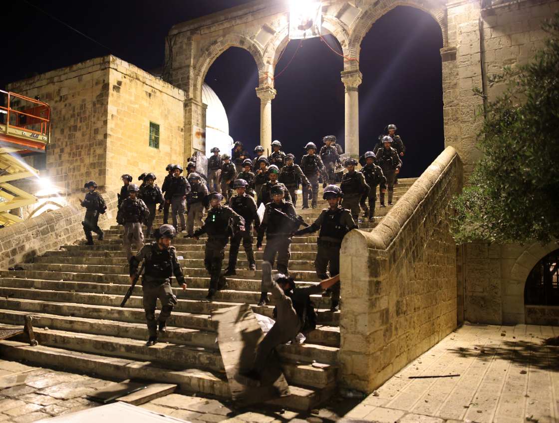 Fuerzas de seguridad israelíes se despliegan en el complejo de la mezquita al-Aqsa de Jerusalén. Foto: Ahmad GHARABLI / AFP