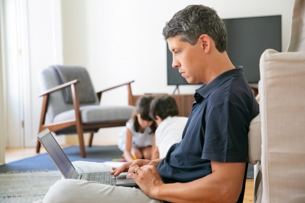 Hombre realiza una búsqueda por internet