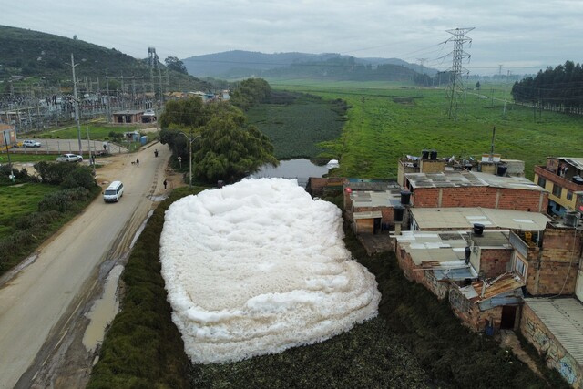 Espuma en Mosquera foto Colprensa