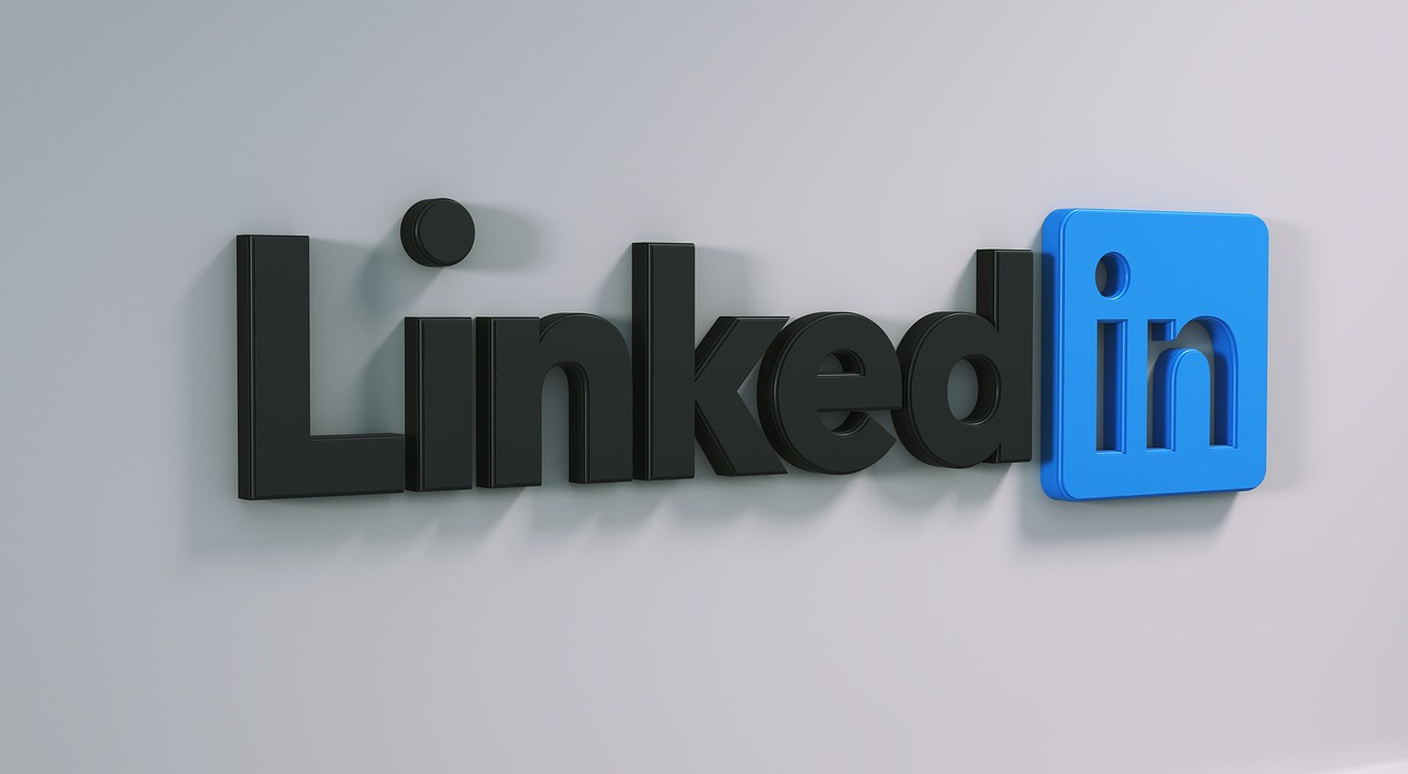 logo de linkedin fijado a una pared