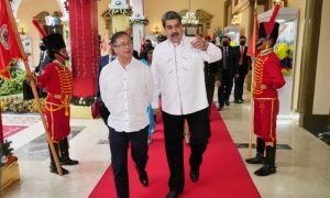 Presidentes de Colombia y Venezuela a las afueras del Palacio de Miraflores