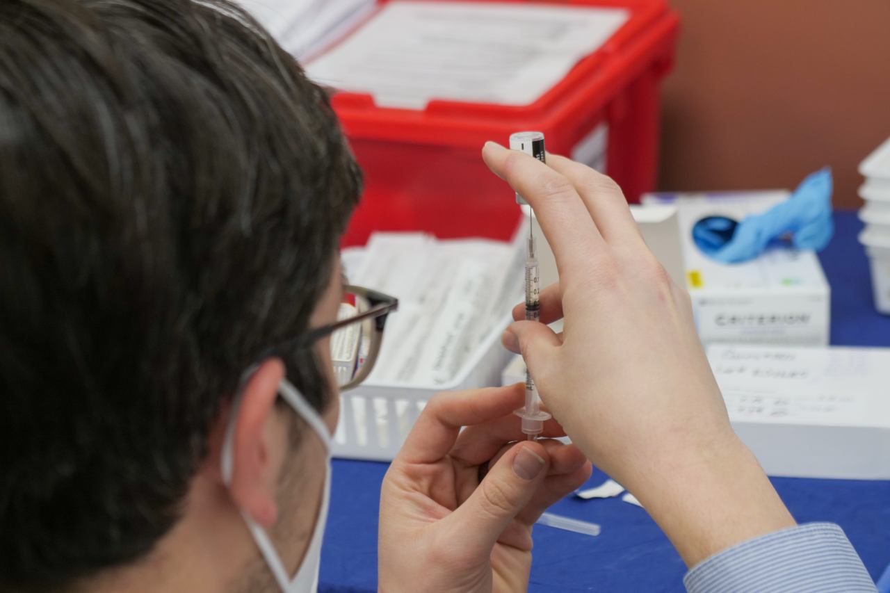 médico preparando una vacuna