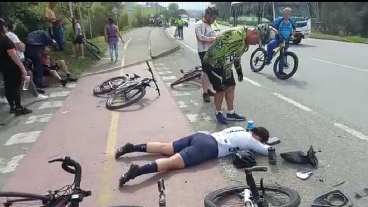 Vehículo arrolló ciclistas Antioquia fugó