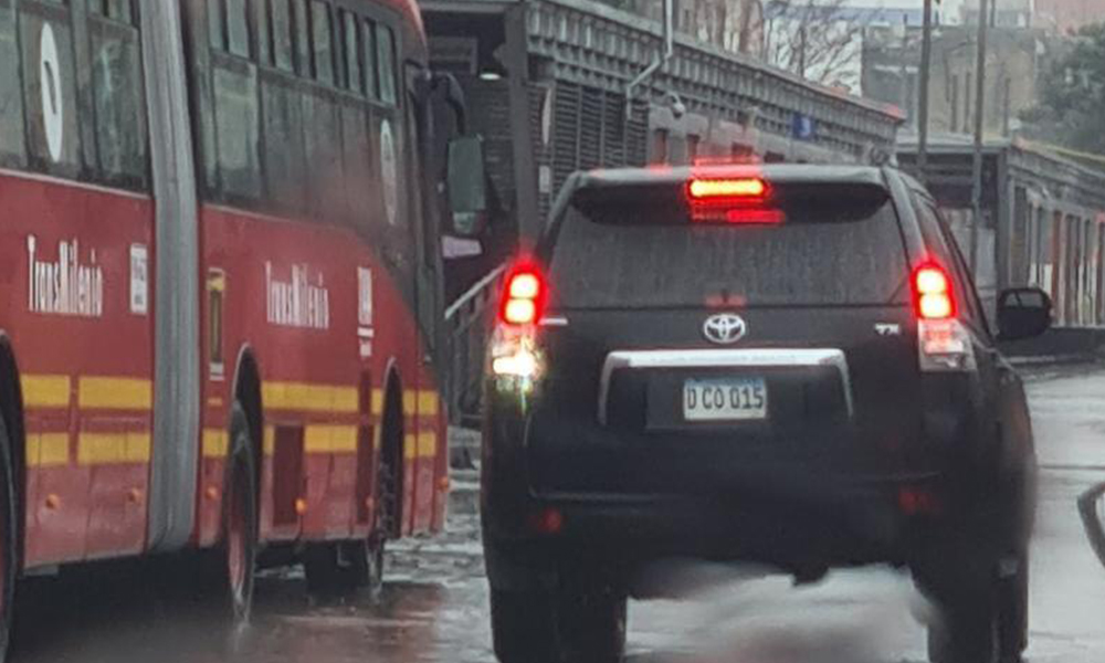 Vehículo de la Cancillería invade carril de TransMilenio