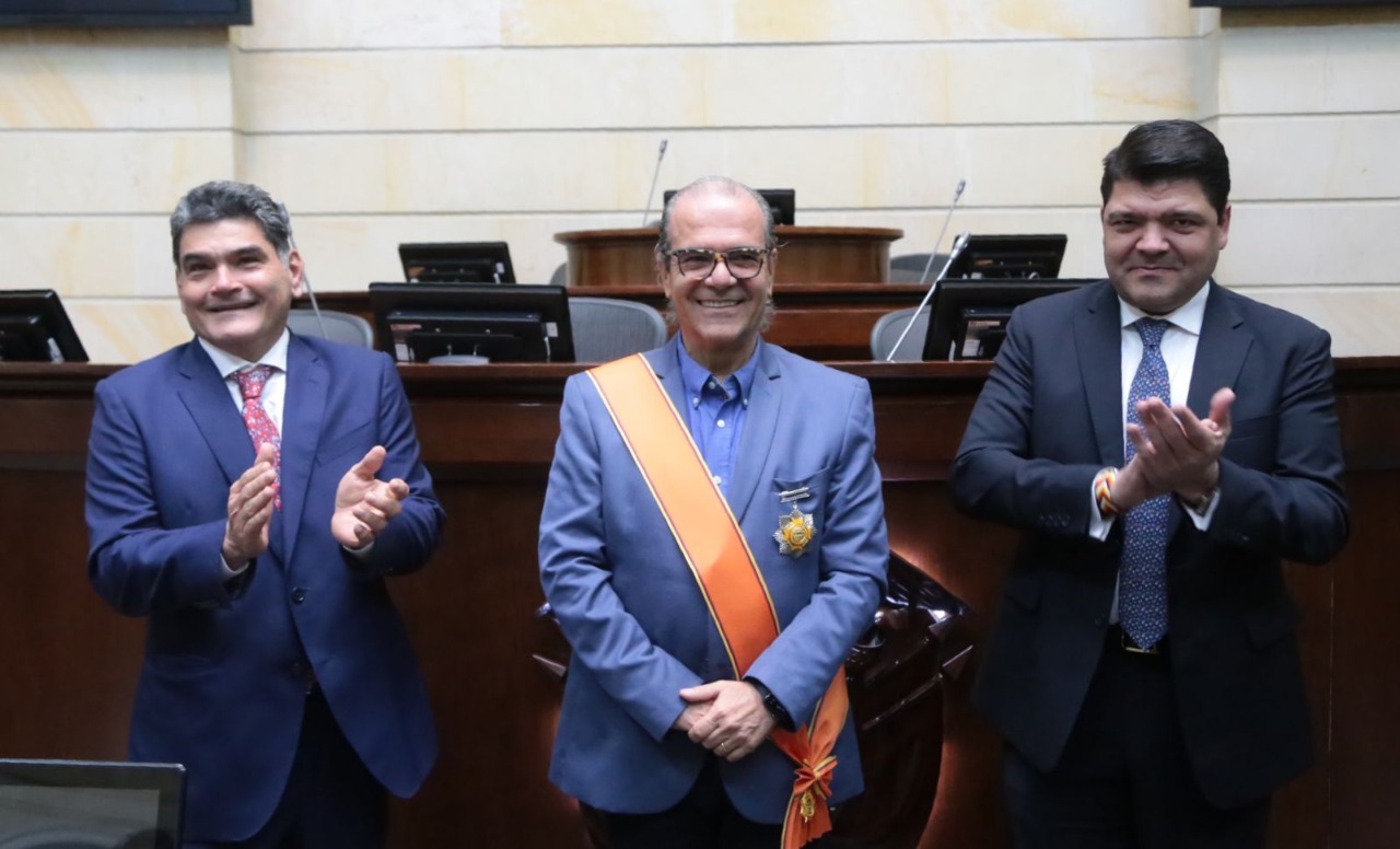 Condecoración de Carlos Felipe Mejía en el Senado