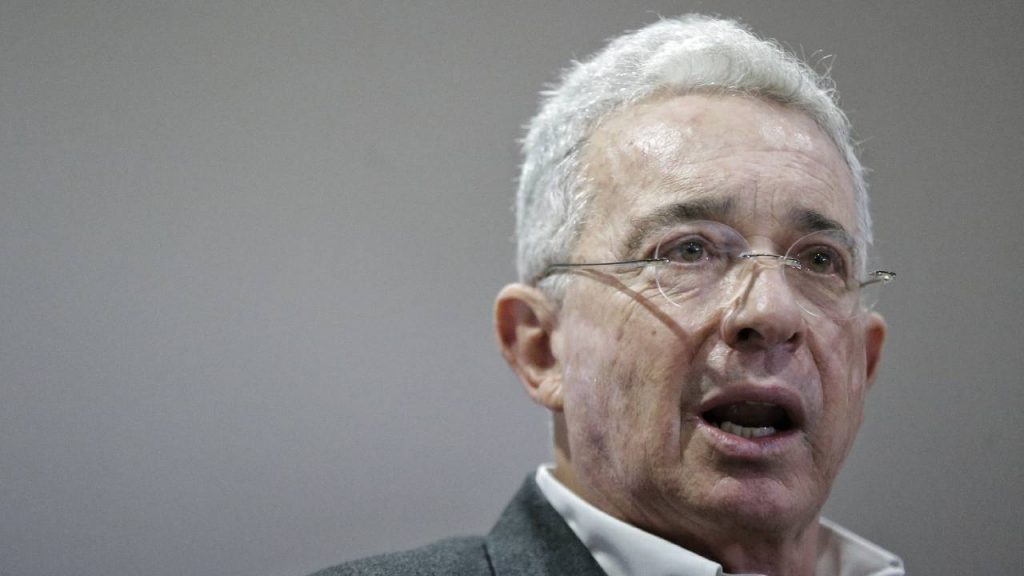 Álvaro Uribe aumenta su oposición al gobierno de Gustavo Petro