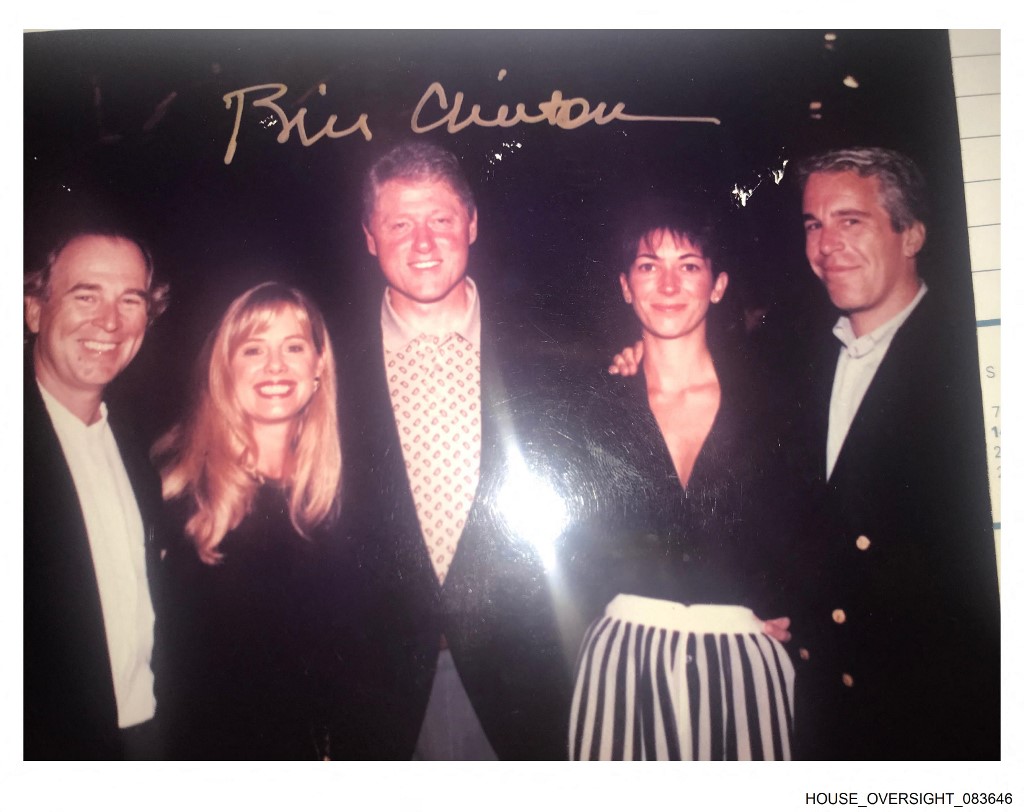 Bill Clinton junto a Epstein y Ghislaine Maxwell. / AFP.