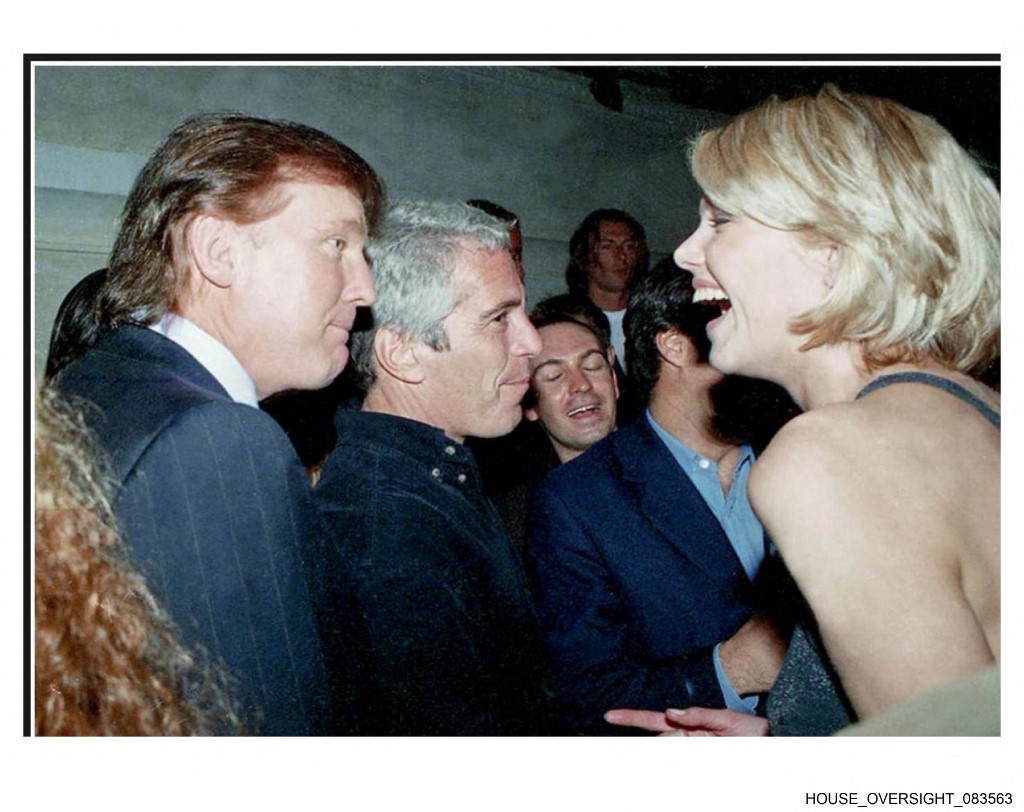 Donald Trump junto a una mujer con Epstein al fondo