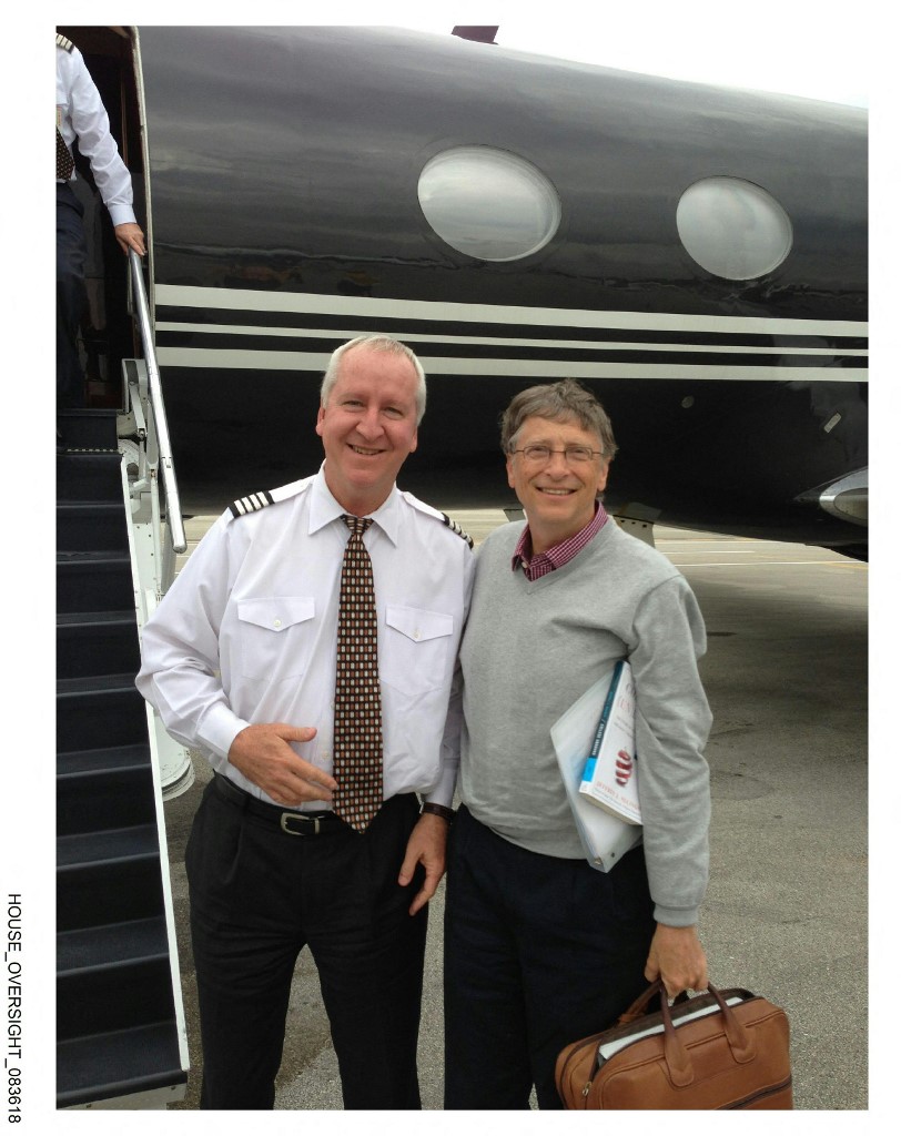 Bill Gates junto a un piloto previo a un viaje.