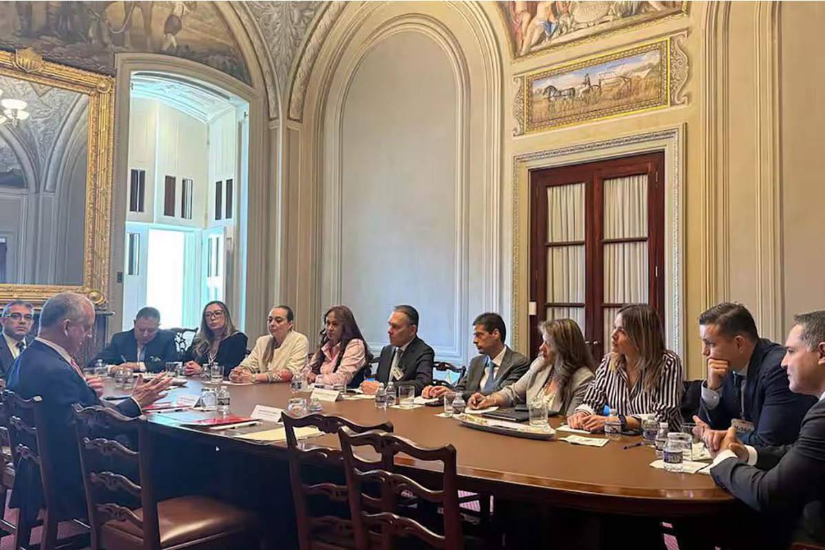 el presidente del Senado, Efraín Cepeda, e integrado por senadores de partidos como Mira, ASI, Colombia Justa Libres, Verde, Conservador, Liberal, Cambio Radical y Centro Democrático, todos opositores a la reforma laboral y la consulta popular.