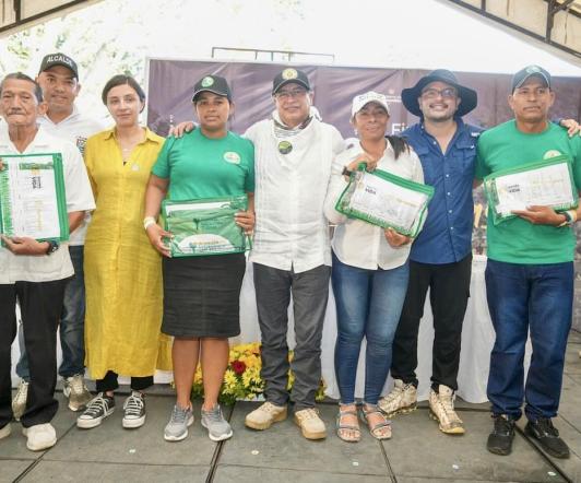 Petro entrega títulos a campesinos
