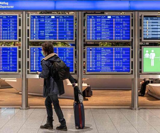 Aeropuerto_persona_mascarilla.jpg