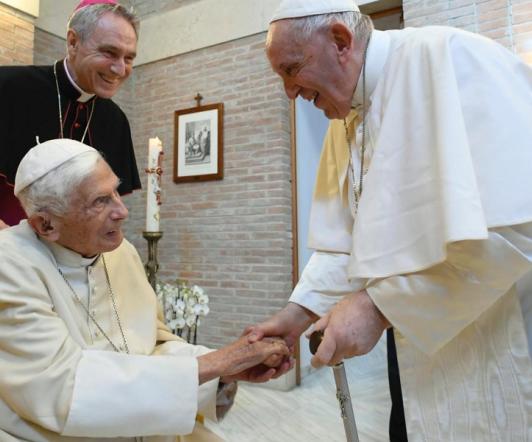 Benedicto-XVI-y-el-papa-Francisco.jpg
