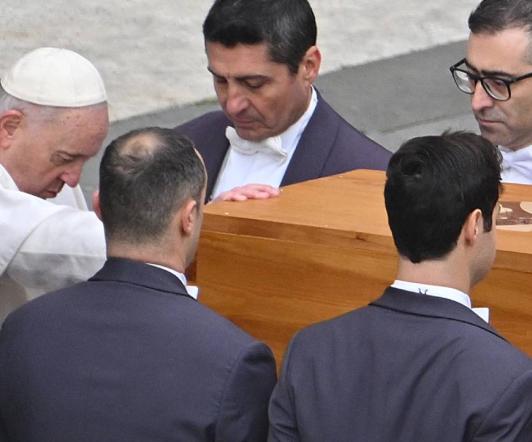 Funeral-Benedicto-XVI-hecho-por-el-Papa-Francisco-1.jpg
