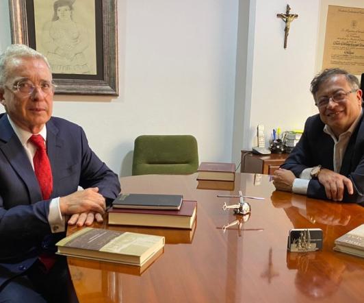 Gustavo-Petro-y-Alvaro-Uribe.jpg