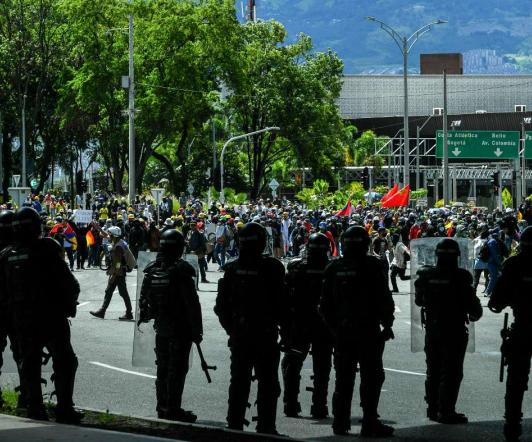 Policia-Patada-Medellin.jpg