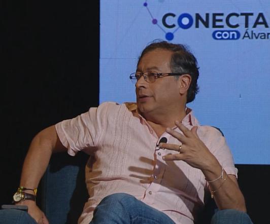 gustavo-petro-conectados-alvaro-garcia.jpg