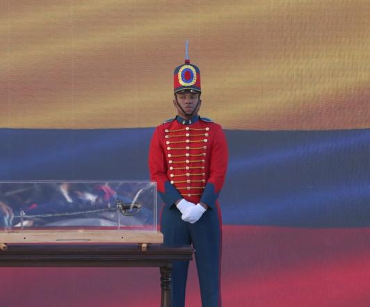 gustavo-petro-espada-de-bolivar-1.jpg