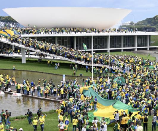 manifestantes-Bolsonaristas-invadieron-los-tres-poderes-en-Brasil.jpg
