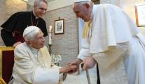 Benedicto-XVI-y-el-papa-Francisco.jpg