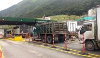 Cierre-de-via-Panamericana-tractocamiones-empezaron-a-ser-evacuados-por-Ecuador.jpg