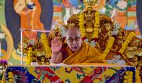 Fue-una-broma-Dalai-Lama-pidio-disculpas-por-besar-a-un-nino-en-la-boca.jpg