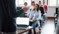 becas-2021-profesor-dando-clase-1.jpg