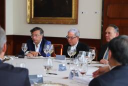 Presidente firma pacto de no violencia política en cumbre convocada por la Iglesia Católica