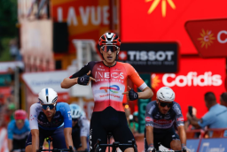 El INEOS volvió a triunfo en La Vuelta con Ben Turner