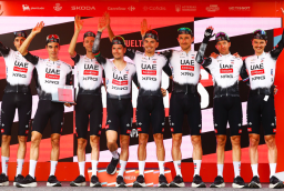 El UAE dio clases de ciclismo y se quedó con la crono por equipos en La Vuelta 2025