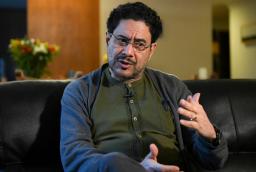 El senador colombiano Iván Cepeda habla durante una entrevista con la AFP en su apartamento de Bogotá.