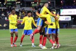 Davinson Sánchez, de Colombia, celebra con sus compañeros el tercer gol del equipo durante el partido amistoso internacional entre Colombia y Australia en el Citi Field em vísperas del Mundial 2026.