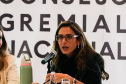 Petro critica a Acolgen por pedir suspender emergencia económica.