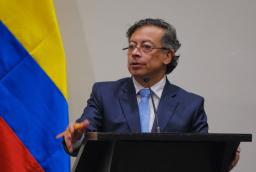 Petro llama a fondos privados de pensiones a invertir en vivienda