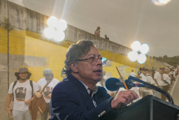 Presidente Gustavo Petro defiende el mural sobre falsos positivos en Antioquia, y calificó como “censura” las acciones del expresidente Álvaro Uribe 