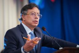 "No queremos cambiar la constitución, queremos agregarle dos capítulos": presidente Petro