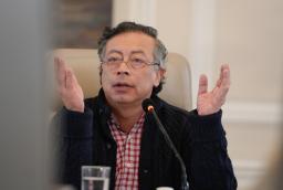 Sus bancadas pusieron en peligro la economía nacional: Petro a Uribe