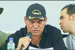 Iván Cepeda acusa a De la Espriella de financiar y recibir recursos paramilitares durante el proceso de Ralito.