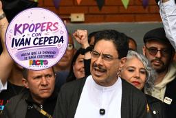 Iván Cepeda con los kpopers. / Foto: AFP.