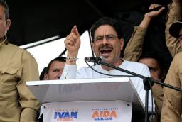 Cepeda anuncia posible desobediencia civil si Abelardo de la Espriella asume la Presidencia sin aclarar cuestionamientos
