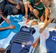 La gente llora los cuerpos de los periodistas palestinos Moaz Abu Taha (izq.), el fotoperiodista Hussam al-Masri, contratista de Reuters, (centro), y el fotoperiodista de Al-Jazeera Mohamed Salama, (der.), que murieron en un ataque israelí contra el hospital Nasser en Khan Yunis, en el sur de la Franja de Gaza.
