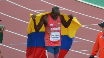 Jhon Sebastián Obando con medalla de oro en los Juegos Paralímpicos. / Foto: Col Paralímpicos.