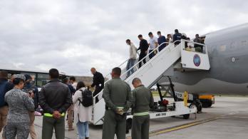 Tercer avión con colombianos deportados desde EE. UU. llega a Bogotá