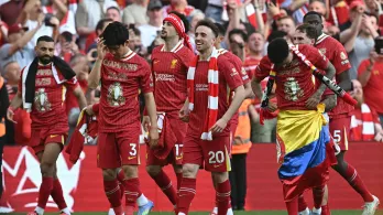Con Luis Díaz como titular, el Liverpool vence al Tottenham y se consagra campeón de la Premier League