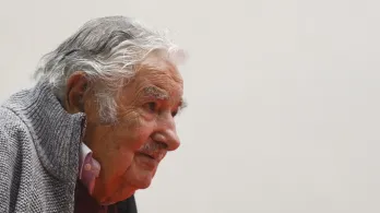 Mujica encarnaba otra forma de ejercer el poder. Vivía en su chacra del Rincón del Cerro con su esposa, la senadora Lucía Topolansky. / AFP.