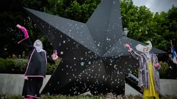 Francia inaugura un monumento a los homosexuales deportados por los nazis